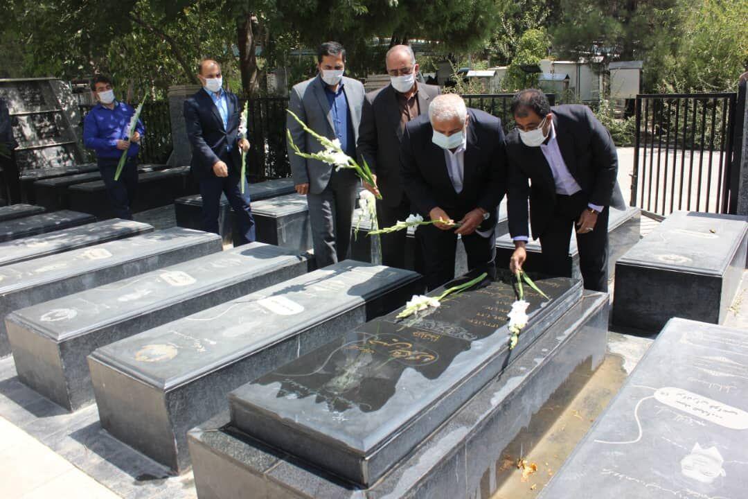 خبرنگاران مراسم ادای احترام به شهدای آزاده در بهشت زهرا خبرنگاران مراسم ادای احترام به شهدای آزاده در بهشت زهرا (س) برگزار گردید