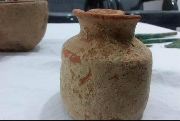 جزئیات کشف اشیای تاریخی درپی گودبرداری یک ساختمان، اشیای جزئیات کشف اشیای تاریخی درپی گودبرداری یک ساختمان، اشیای کشف شده متعلق به دوره صفویه و سلجوقی است
