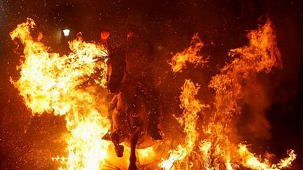 این اسب و سوارکار به دل شعله های آتش زدند این اسب و سوارکار به دل شعله های آتش زدند