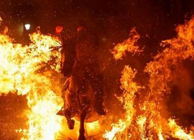 این اسب و سوارکار به دل شعله های آتش زدند