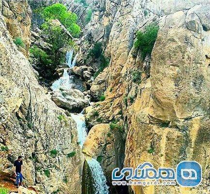 آبشار غسلگه یکی از جاذبه های طبیعی لرستان به شمار می رود آبشار غسلگه یکی از جاذبه های طبیعی لرستان به شمار می رود