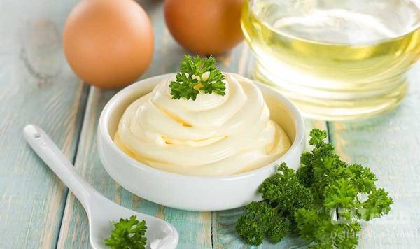 تهیه سس مایونز خانگی به روش سریع و آسان تهیه سس مایونز خانگی به روش سریع و آسان
